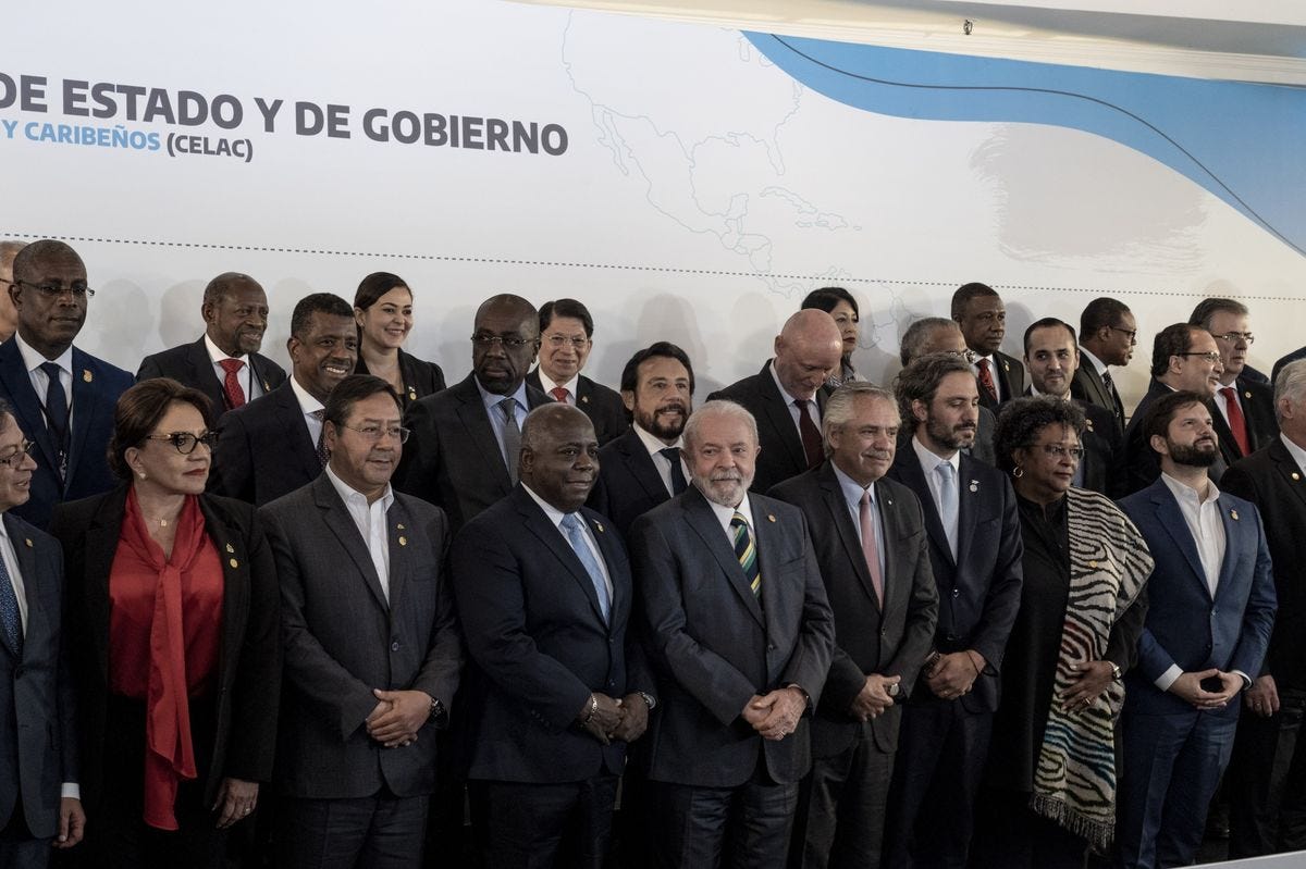 L'Argentin Alberto Fernandez, au centre droit, et le Brésilien Luiz Inacio Lula da Silva, au centre gauche, lors d'une photo de groupe au Sommet Celac à Buenos Aires le 24 janvier. Photographe : Anita Pouchard Serra/Bloomberg