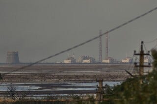 ARCHIVO - La nucleoeléctrica que Rusia controla en Zaporiyia, la más grande de Europa, puede apreciarse al fondo tras el rompimiento de un dique, el martes 27 de junio de 2023, en Energodar, Ucrania. (AP Foto/Libkos, archivo)