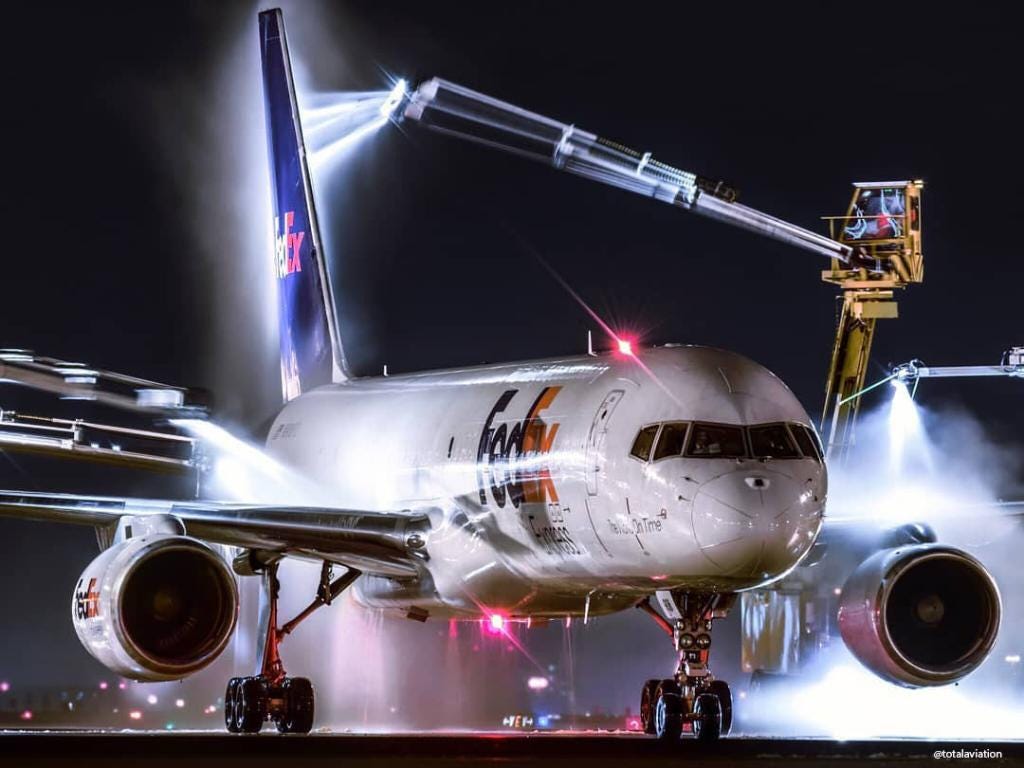 FedEx Europe på Twitter: "De-icing our wings on a cold winter night.  https://t.co/SNOeh4fFYk" / Twitter