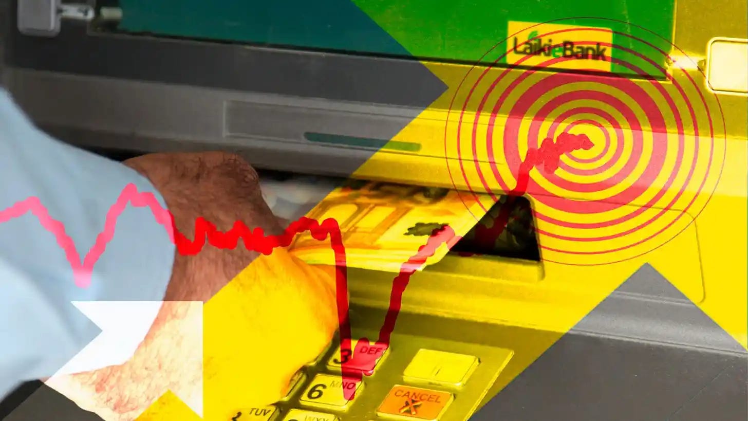 Hombre sacando dinero de un cajero automático con un gráfico superpuesto