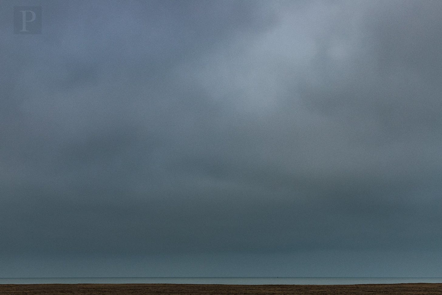 Hier werd de horizon extreem laag geplaatst in het frame. Omdat de lucht het grootste deel van het beeld inneemt, krijg je een indruk van immense grootsheid, en hier ook van leegte. Het is alsof de lucht zwaar weegt op het landschap. © Geert Huysman