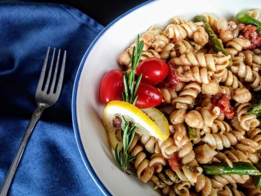 lne pan pasta with chickpeas and asparagus
