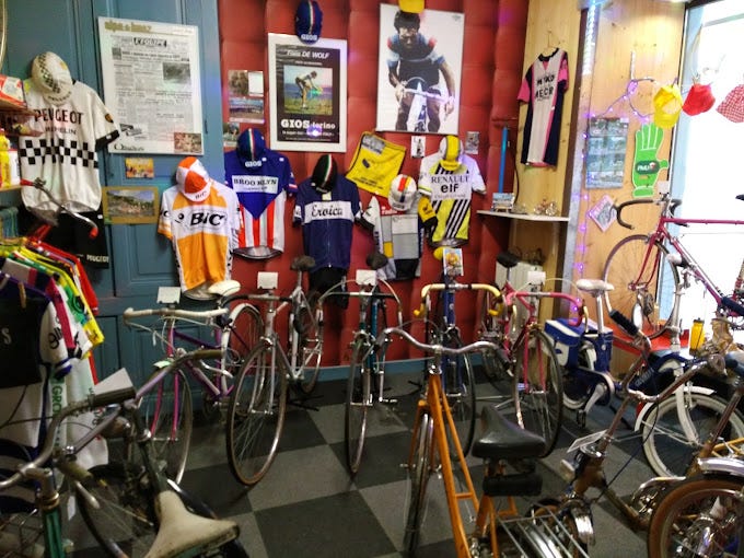 Maillots at vélo vintage à l'intérieur de la boutique 
