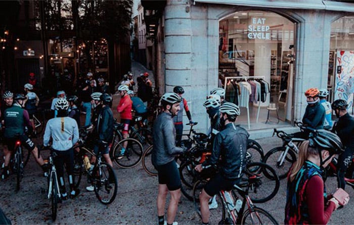 Eat Sleep Cycle Girona Hub avec une foule de cyclistes prêts à rouler
