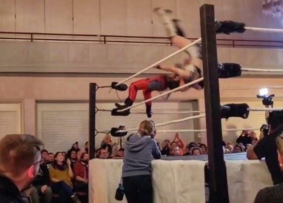 Die Wrestlerinnen Jessy „F’N“ Jay und Cory Zero vollführen einen „Superplex“ von der Mitte eines Ringpfostens aus. Dabei fallen beide in einer Hebebewegung rücklings auf den Ringboden.