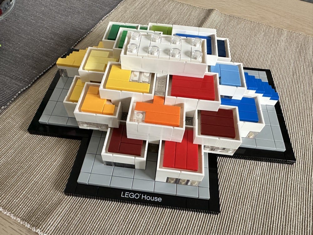 Na zdjęciu LEGO House z klocków.