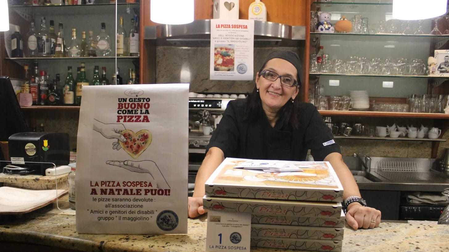 La ristoratrice Giovanna Pedretti sorridente nella sua pizzeria