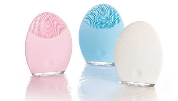 The Foreo LUNA reduces the appearance of fine lines and wrinkles and leaves the skin looking and feeling firmer and more elastic.