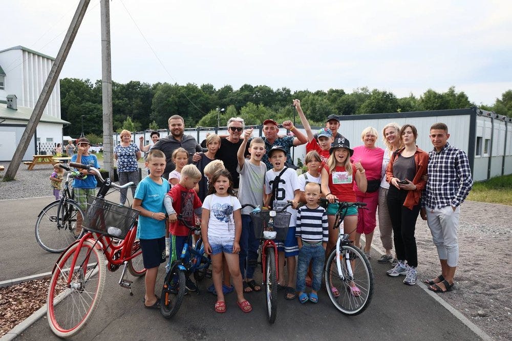 Photo des enfants ukrainiens ayant reçu leurs vélos.