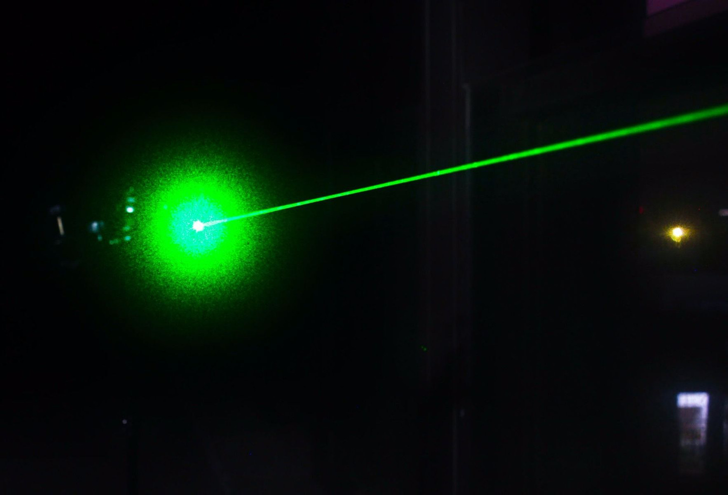 50mW 532nm Green Burning Laser Pointer Zoomable-Lens Flashlight-Shape  Can-Ignite-Matches - Cool Laser Pointers