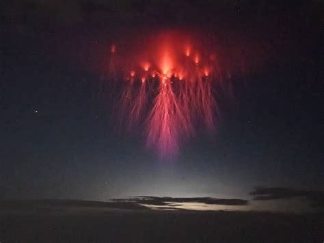 Un scientifique a photographié des sprites rouges dans le ciel du Texas, un phénomène naturel ...