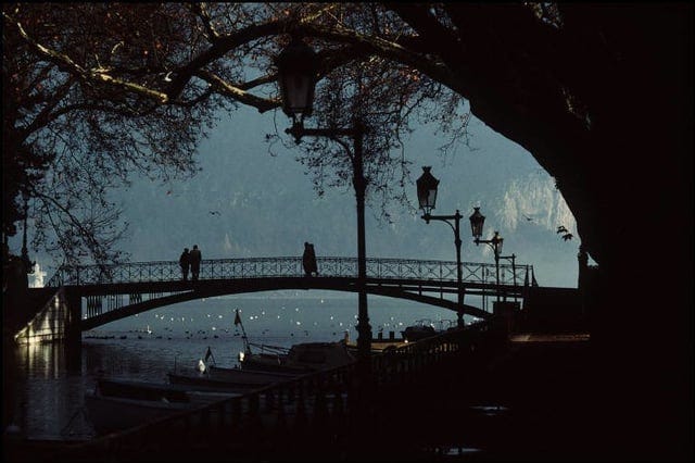 r/sehnsuchtpics - Lovers’ Bridge on the Canal du Vasse, Annecy, Haute-Savoie, 1992, by Jean Gaumy.