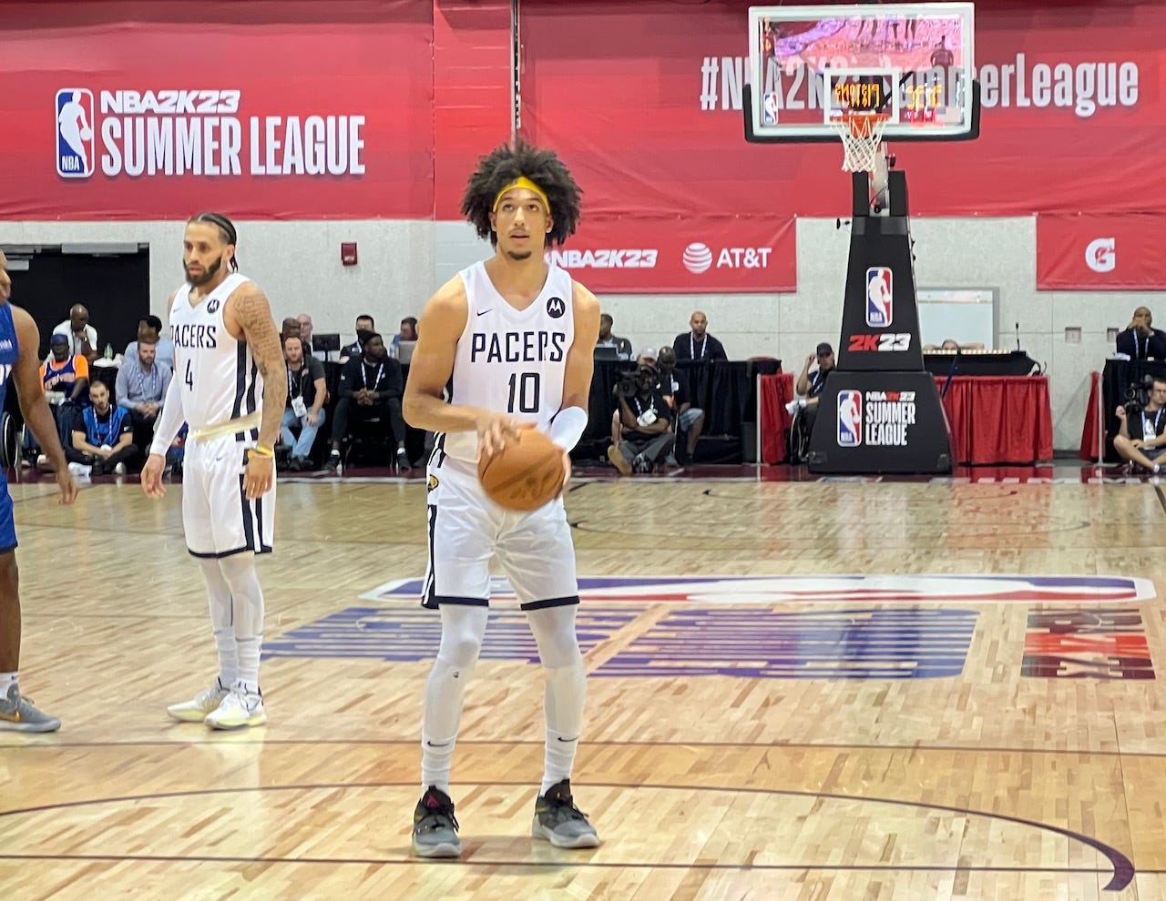 Kendall Brown shoots a free throw at summer league in Las Vegas.