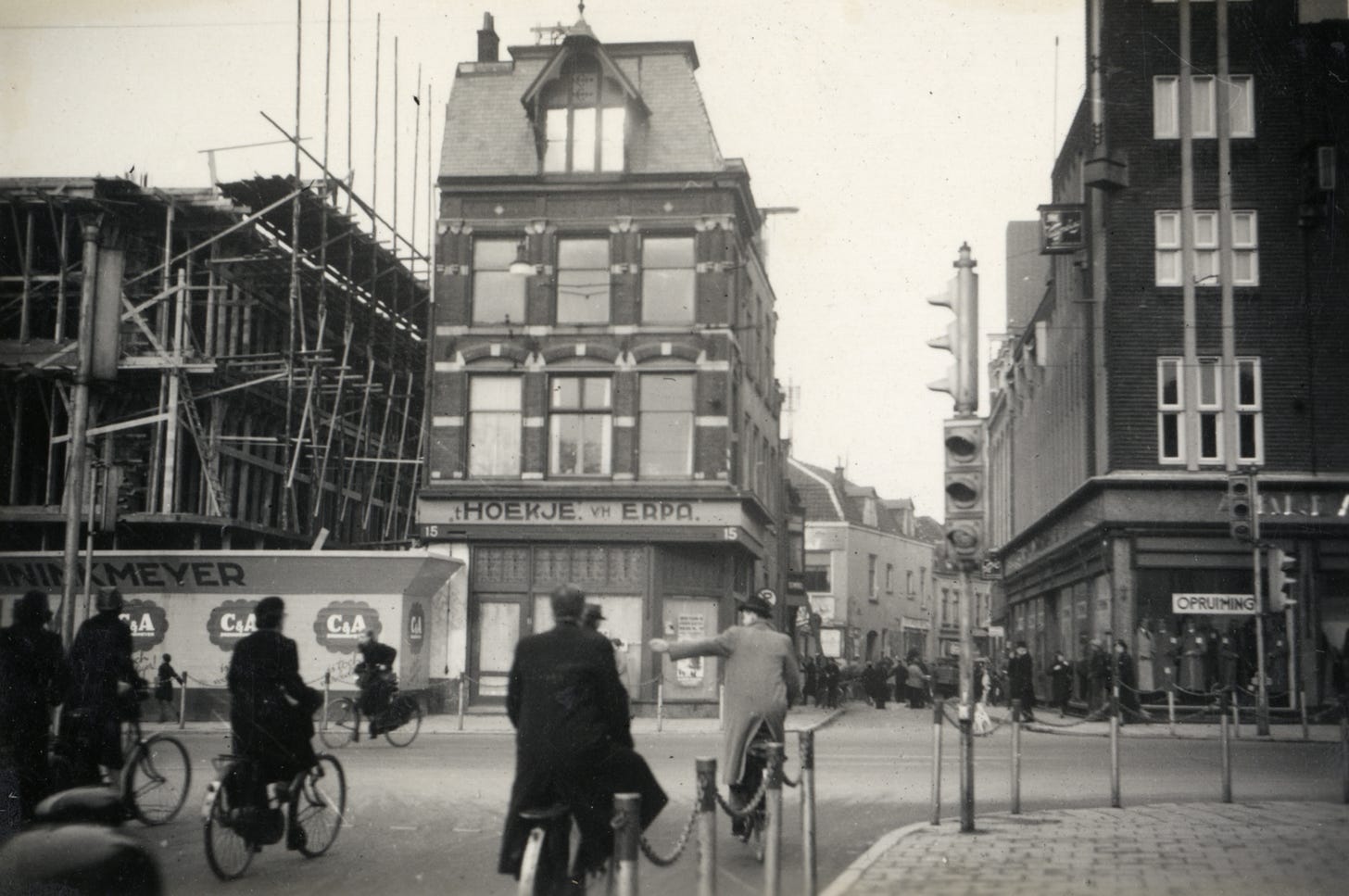 Doorbraak ten behoeve van de Sint Jacobsstraat in 1939