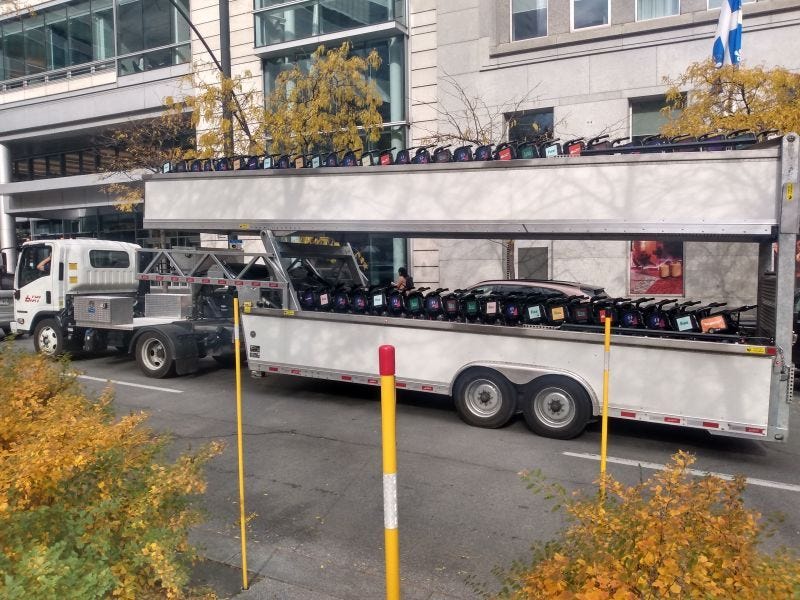 Une remorque deux niveaux avec plein de velo en libre service