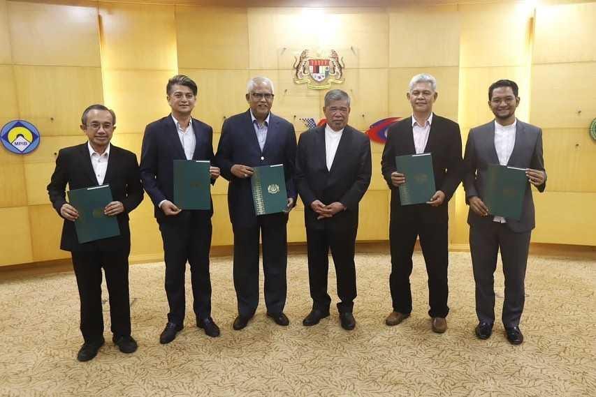 Agriculture and Food Security Minister Mohamad Sabu (centre) with those appointed to lead major agriculture-related agencies under his ministry in Putrajaya. Photo: Facebook  
