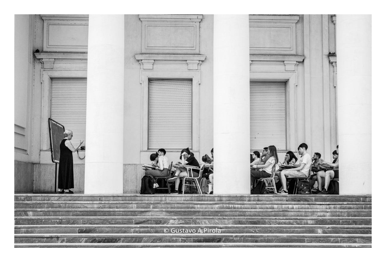 Puede ser una imagen en blanco y negro de 8 personas