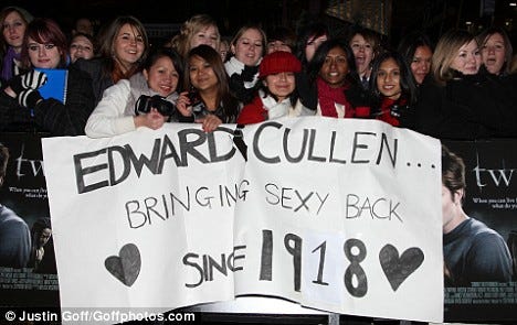 Move over Orlando Bloom: Newcomer Robert Pattinson besieged by hundreds of  fans at Twilight premiere | Daily Mail Online