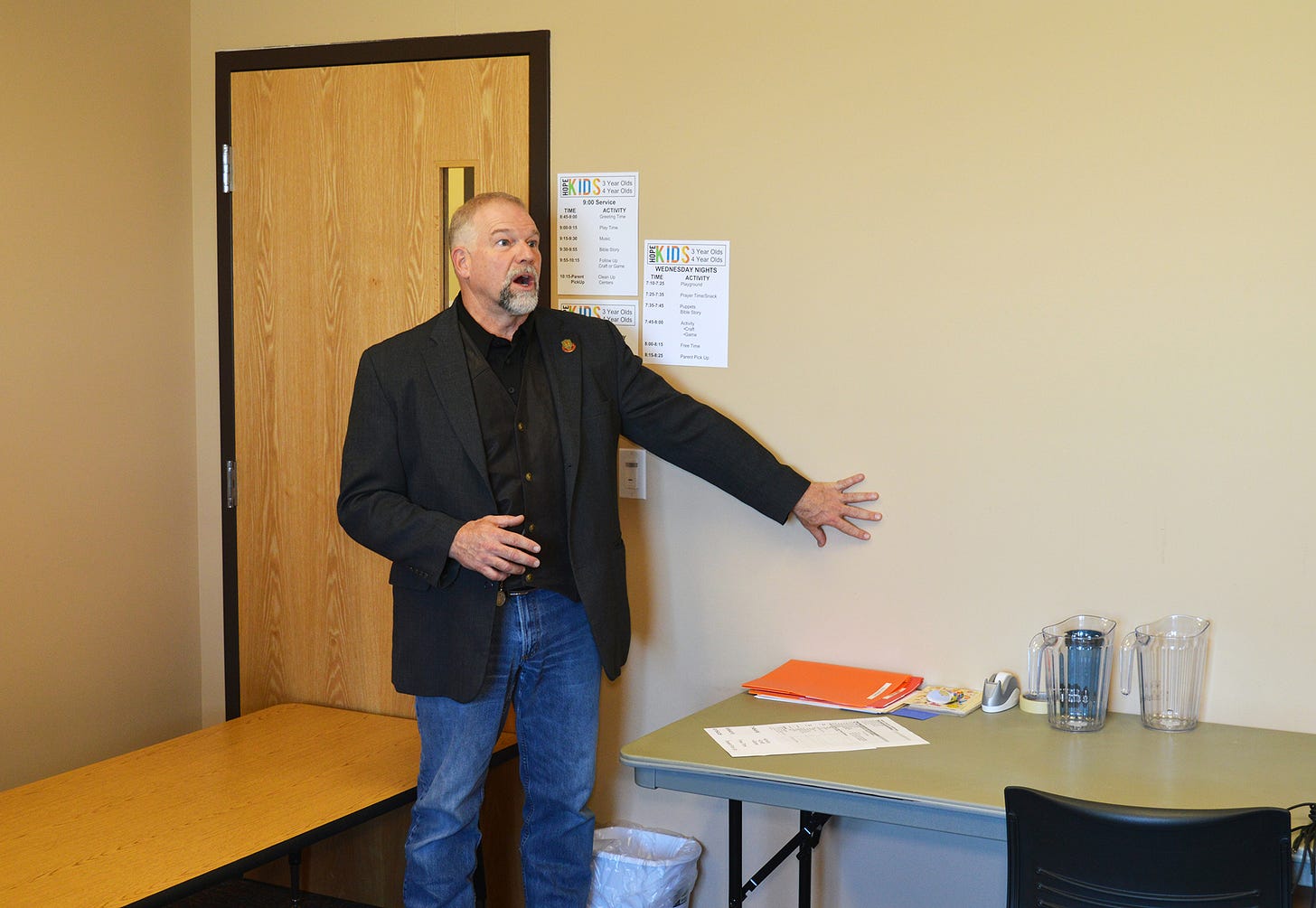  Strategos instructor Burt Whaley explains how to secure a church children’s classroom door. 