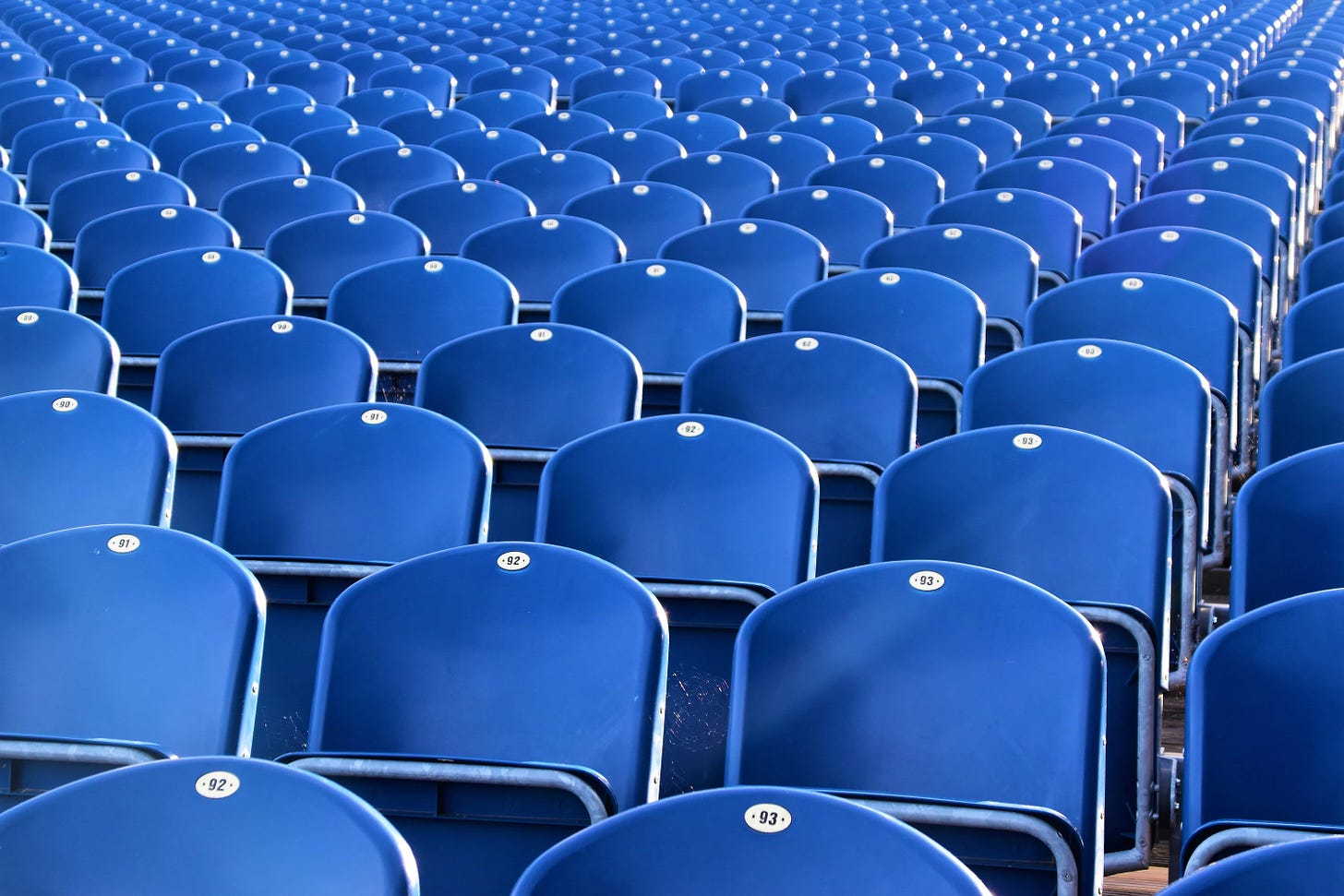 file di sedie pieghevoli numerate blu