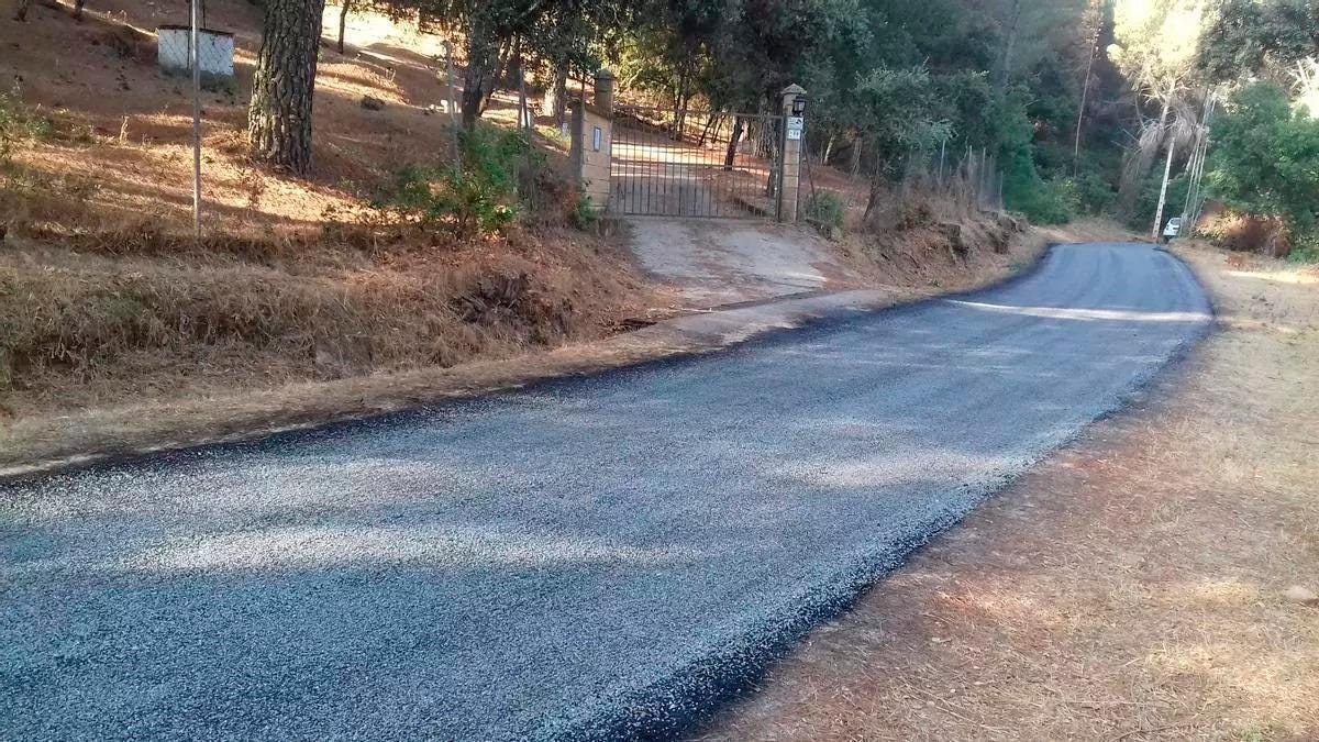 Asfaltado en una vía pecuaria denunciado en la urbanización Siete Fincas