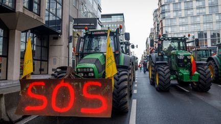Des tracteurs défilent dans le quartier des institutions européennes, à Bruxelles (Belgique), le 1er février 2024. (HATIM KAGHAT / BELGA MAG / AFP)