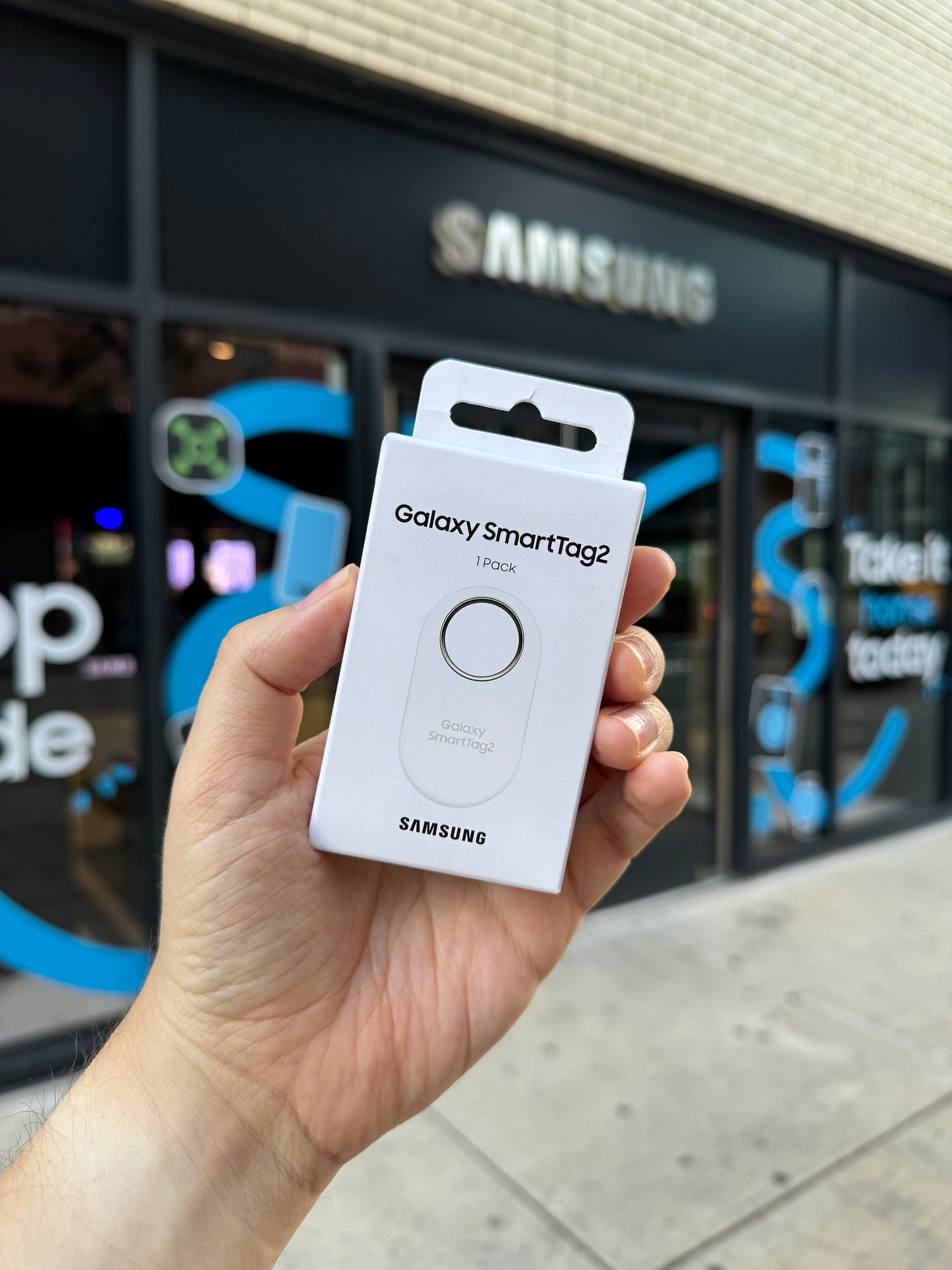 Samsung Galaxy SmartTag 2 tracker in the hands of Matt Swider