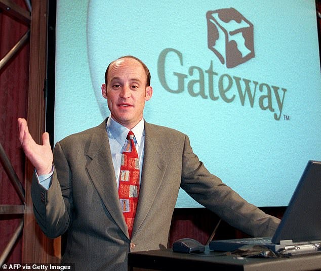 Ted Waitt, a billionaire who ran Gateway Computers, joined Clinton, Epstein and Maxwell on their 2005 trip. Maxwell would go on to date Waitt for some years and he would become her first serious boyfriend after Epstein Ted Waitt, a billionaire who ran Gateway Computers, joined Clinton, Epstein and Maxwell on their 2005 trip. Maxwell would go on to date Waitt for some years and he would become her first serious boyfriend after Epstein