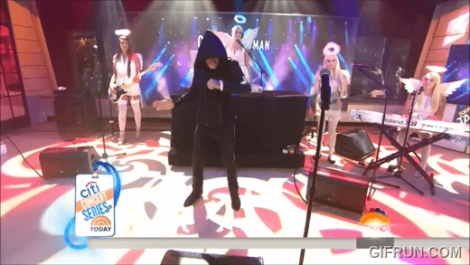 Corey Feldman retorciéndose mientras hace el robot como un becerro recién parido.