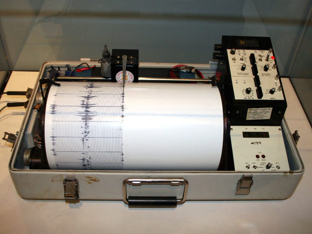 https://upload.wikimedia.org/wikipedia/commons/0/0f/Kinemetrics_seismograph.jpg