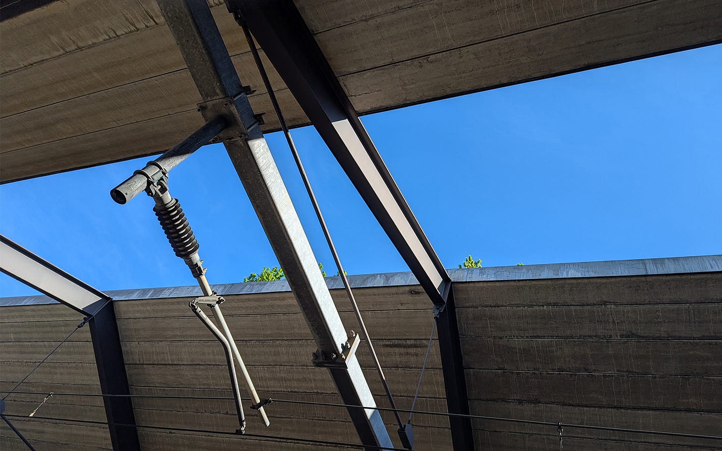 The ceiling opens to reveal blue sky and green leaves. The ceiling opens to reveal blue sky and green leaves.