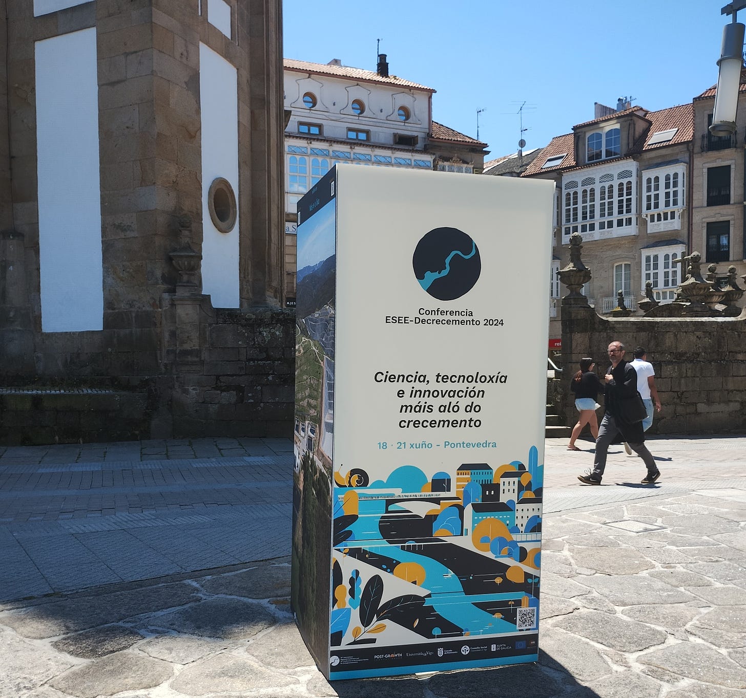 A photo of a billboard that says 'Conferencia ESEE-Decrecemento 2024' Ciencia, tecnoloxia e innovacion mais alo do crecemento' [Galician]