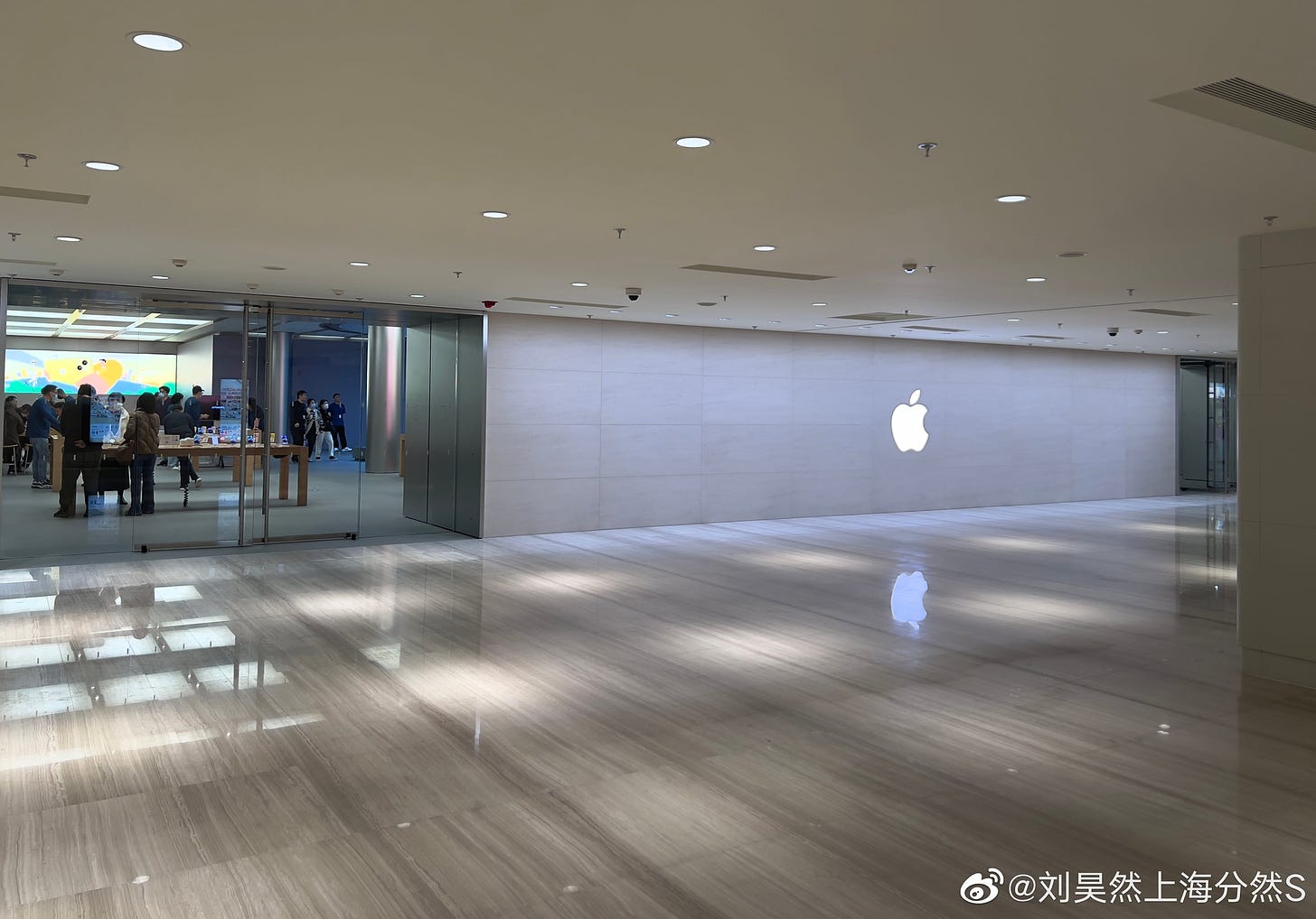 The new entrance at Apple Pudong.