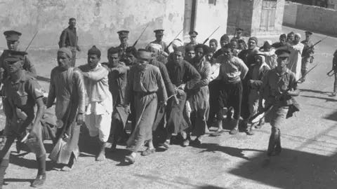 Getty Images Soldats britanniques conduisant des prisonniers arabes en Palestine, 1938