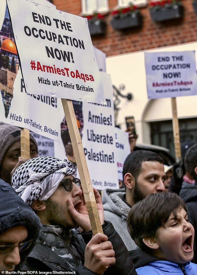 Hizb ut-Tahrir -ryhmää tukevat mielenosoittajat Britanniassa järjestämässä mielenosoitusta Egyptin suurlähetystön ulkopuolella marraskuussa. Ryhmän tukeminen ei ole Yhdistyneen kuningaskunnan lain mukaan rikos. Mielenosoittajat vaativat “jihadia Israeliin” ja muslimimaita “pelastamaan Gazan”.