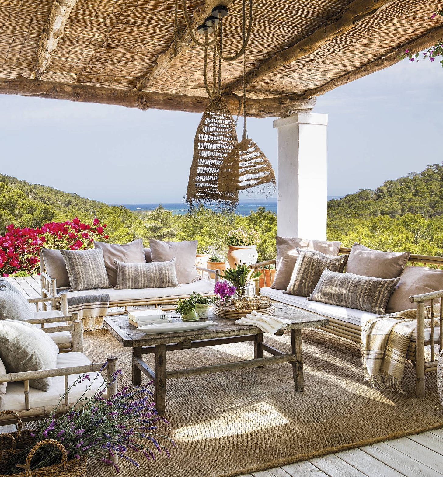 salón de verano bajo pérgola y vistas al mar