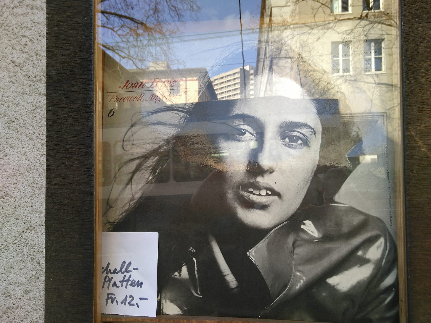 Un vinile di Joan Baez esposto in una vetrina