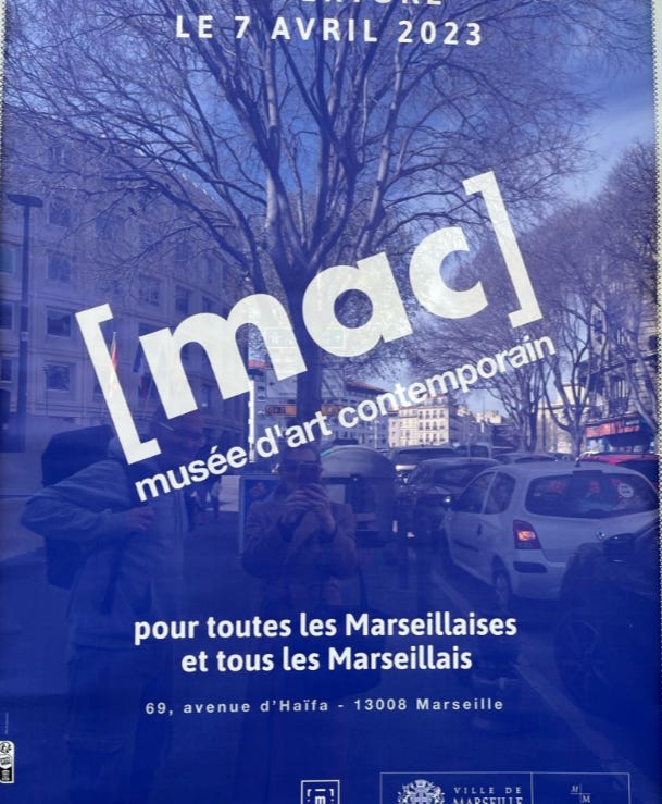 "Pour toutes les Marseillaises et tous les Marseillais" dice il poster di "MAC - Muséè d'Art Contemporain"