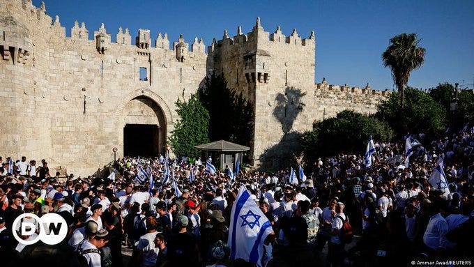 Miles de israelíes participaron el miércoles (05.06.2024) en la marcha anual del Día de Jerusalén, en la Puerta de Damasco, en medio del conflicto en curso en Gaza entre Israel y el movimiento Hamás, considerado terrorista por la Unión Europea.