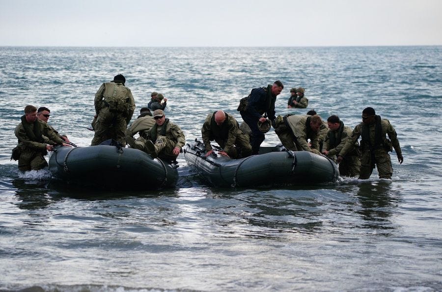 Pessoal das Forças Armadas do 47º Comando (Grupo de Incursão) da Marinha Real realiza treinamento de desembarque na praia no Forte Tregantle