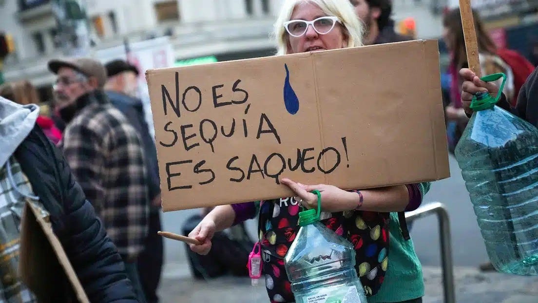 May be an image of 2 people, crowd and text that says 'No ES, SEQUIA SAQUEO! Es'