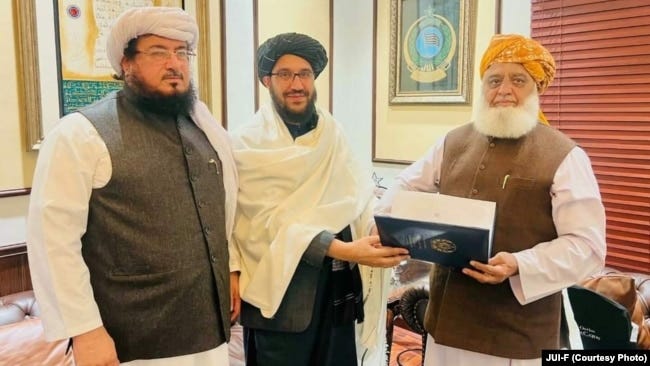 JUI leader Maulana Fazlur Rehman (right) visits Afghan diplomats in Peshawar, Pakistan on December 16, where he was invited to visit Kabul. 