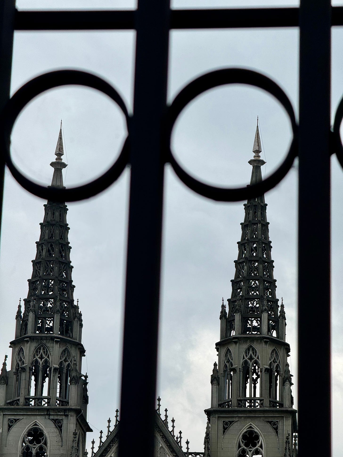 Torres neogóticas de la iglesia de Santa Teresita en Quito. Foto propia.