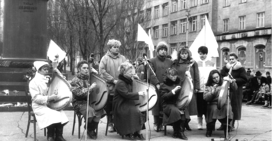 Виступи «шевченківців» на площах Донецька. 1990-і роки. Фото з архіву ДТУМ.