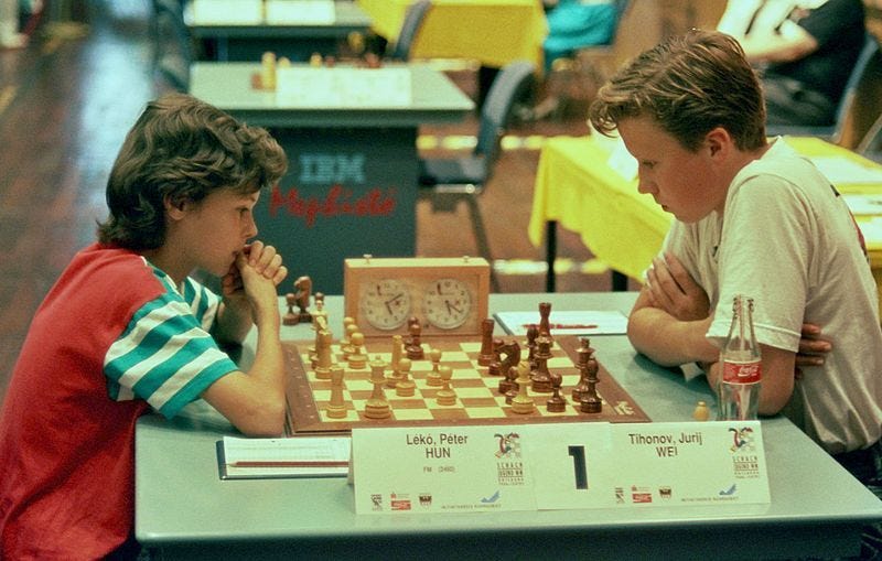 Young Leko, left, facing GM (as of 2006) Jurij Tihonov in 1992 at the World Junior Championships. Photo: Wikipedia, CC BY 3.0.
