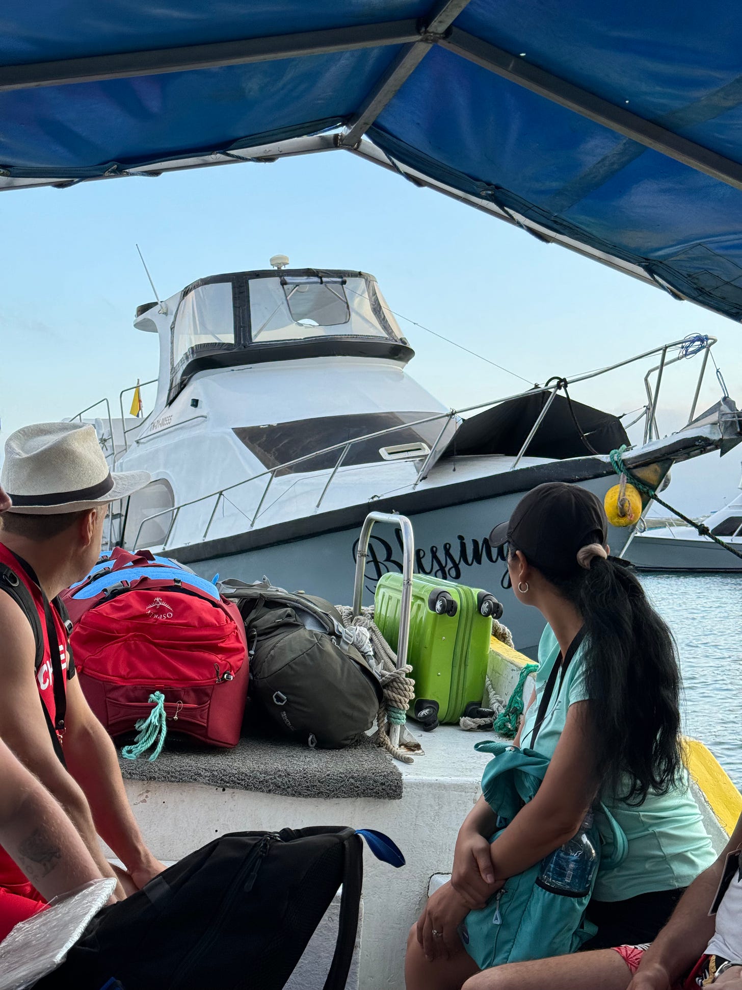 Mi maletita verde, el único equipaje con el que estoy viajando, a bordo de un barco-taxi que nos lleva a embarcar en la barca Blessing, que nos llevó de San Cristóbal a Santa Cruz. Las maletas las colocan los marineros, los viajeros sólo tenemos que ocuparnos de irnos colocando en lugares alternos, pero no desequilibrar el barco-taxi. Foto propia