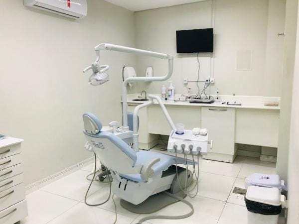 Picelli Leilões » Consultório com Cadeira Odontológica Kavo Unik +  Ultrasson + TV/Monitor