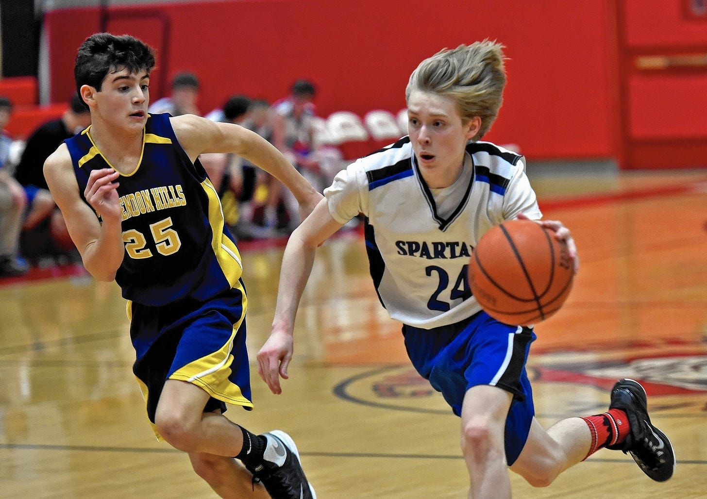 Hinsdale, Clarendon Hills middle schools basketball rivalry brings crowd to Hinsdale Central ...