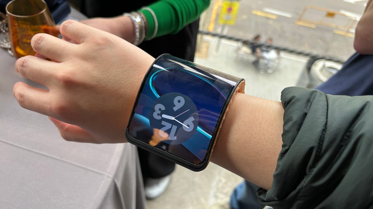 I wore Motorola's bendable smartphone-watch hybrid, and it left me all  kinds of confused | ZDNET