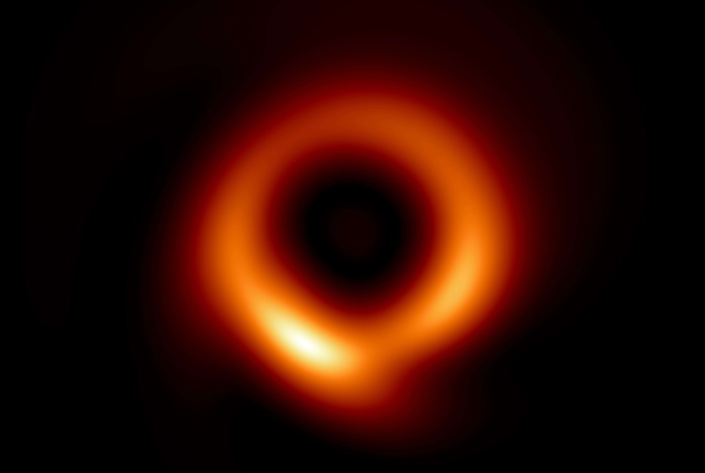 Histórica 1ª imagem de buraco negro ganha cara mais nítida ...